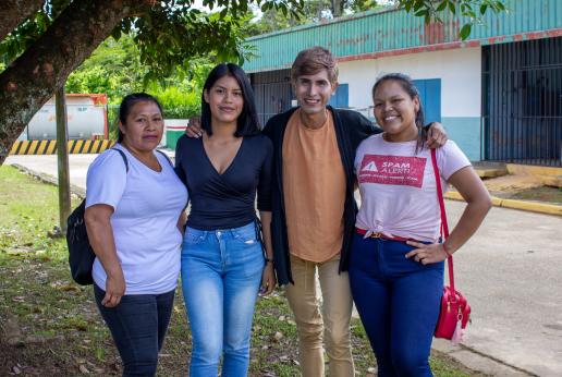 Tres mujeres y un hombre sonríen a la cámara.