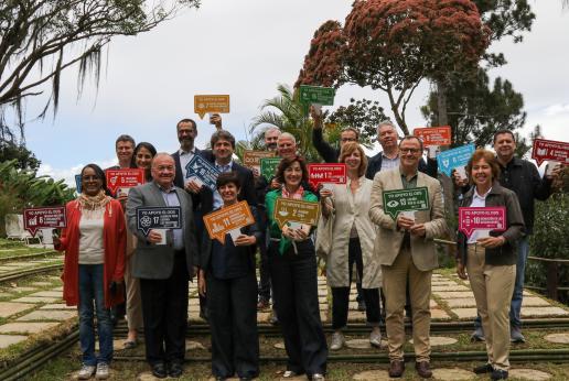 Representantes de las agencias, fondos y programas de Naciones Unidas en Venezuela sonriendo a cámara y sosteniendo habladores de los ODS