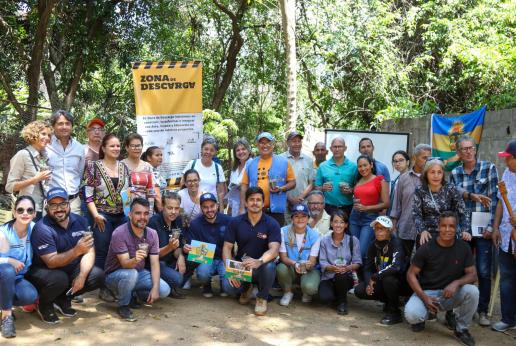 Foto de personal de Naciones Unidas y habitantes de la comunidad de Petare mirando a cámara.