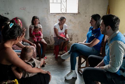 Personal humanitario dialoga con un grupo de mujeres.