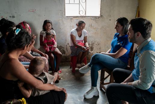 Personal humanitario dialoga con un grupo de mujeres.