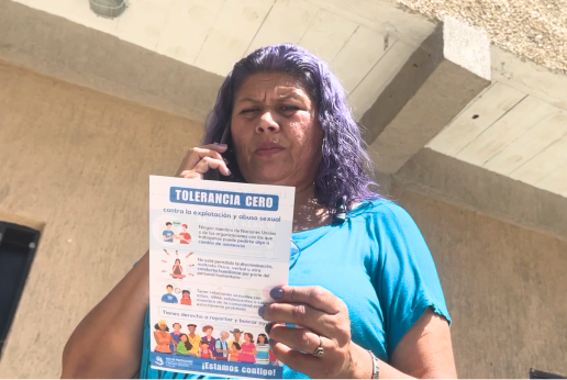 Una mujer lee un folleto de la Línea de Contacto de ONU Venezuela.