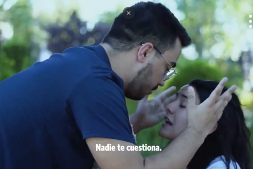 Un hombre hace un gesto a una mujer,