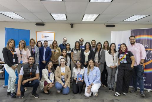Un grupo de personas posan para una foto.