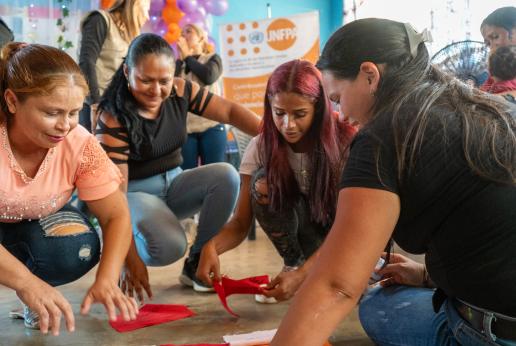 Un grupo de mujeres reunidas.