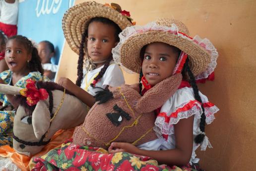 Dos niñas Afro Venezolanas vestidas con un traje típico.