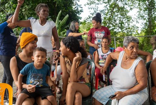 Un grupo de mujeres reunidas.
