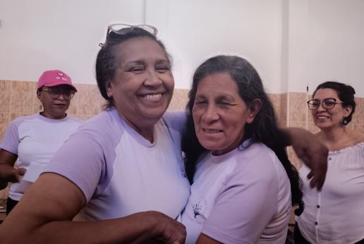 Dos mujeres abrazadas.