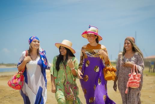 Un grupo de mujeres indígenas caminan.