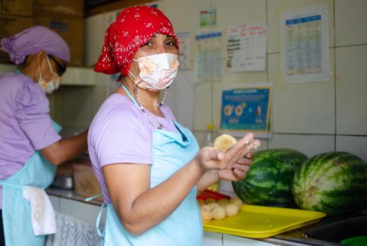 Una mujer cocina.