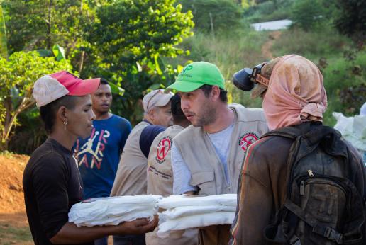Personal humanitario distribuye mosquiteros a la comunidad.