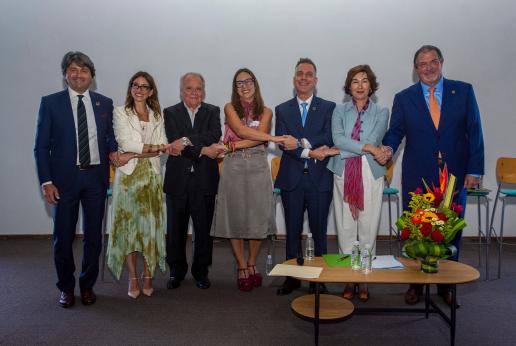 Representantes de Naciones Unidas y sector privado agarrados de manos.
