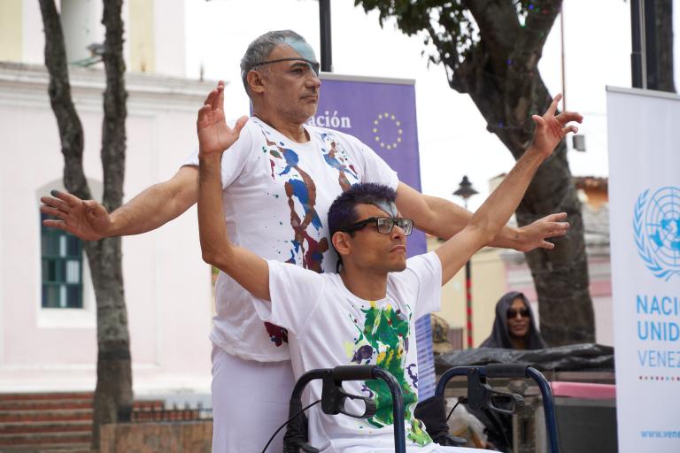 Dos bailarines con discapacidad en una presentación de habilidades mixtas.