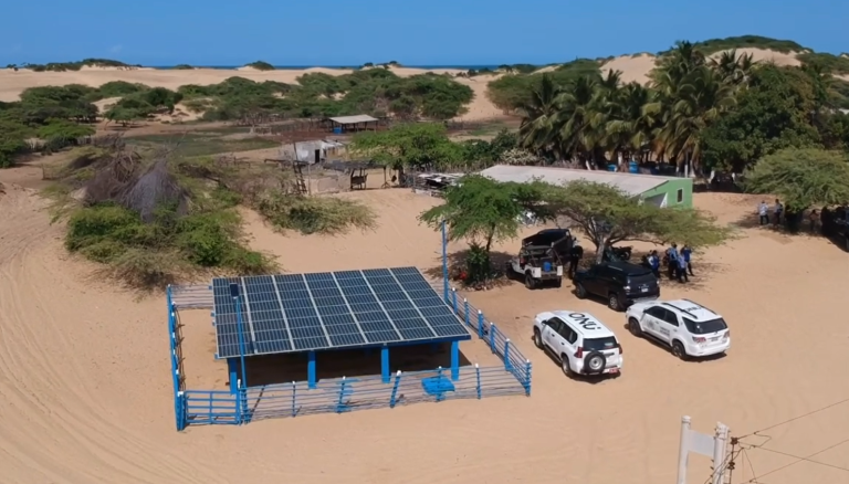 Un panel solar en Punta de Manglar.